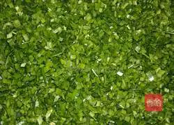 Illustration of how to make vegetarian dumpling fillings (chives and eggs)