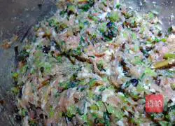 Illustration of how to make celery, fungus and pork dumplings 5