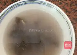 Illustration of how to make small wontons (pork bone and scallop soup base) 6