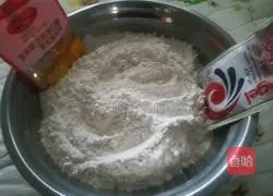 Illustration of making glutinous rice and bean paste cake 2