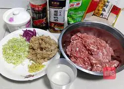 New Year's Eve dinner_Illustration of how to make pork dumplings 1