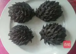 Illustration of how to make black rice noodles little hedgehog steamed buns 9