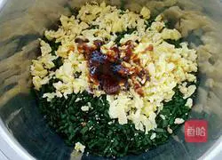 Illustration of how to make egg and leek dumpling stuffing 6