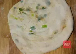 Illustration of how to make crispy scallion pancake 10