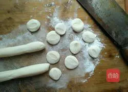 Illustration of how to make carrot and king oyster mushroom dumplings 4