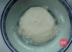 Illustration of how to make crispy scallion pancake 1