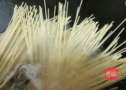 Illustration of how to make poached egg noodles 4