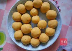 Illustration of kneading sweet potato glutinous rice balls with taro filling 13