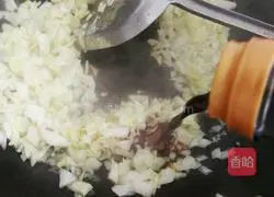 Illustration of how to make cabbage and egg fried rice 9