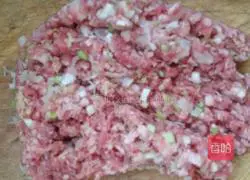 Illustration of how to make mutton and carrot stuffed dumplings 1