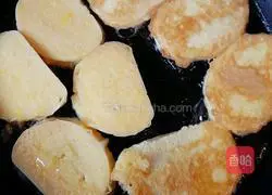 Illustration of how to make fried onion and egg steamed bun slices 6