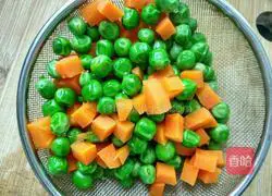 Illustration of how to make colorful egg fried rice 3