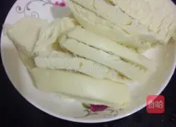 Illustration of how to make egg steamed bun slices 1