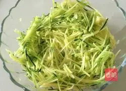 Illustration of how to make tender pumpkin and egg pancakes 2