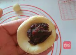 Illustration of how to make cornmeal glutinous rice balls stuffed with bean paste 6