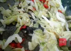 Illustration of how to make Laoganma fried rice with cabbage 3