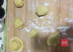 Illustration of how to make straw hat pumpkin steamed buns 3