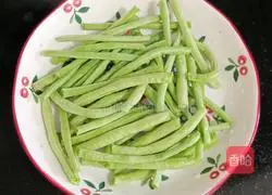 Shredded pork, beans and fried rice noodles Practice illustration 5