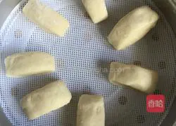 Illustration of how to cut steamed buns 10