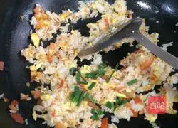 Illustration of how to make tomato and egg fried rice 8