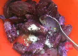 Illustration of how to make pumpkin and purple sweet potato steamed buns 2