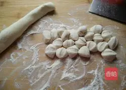 Illustration of how to make mushroom, pork and carrot dumplings 6
