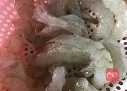 Illustration of how to make phoenix-tail buns 3