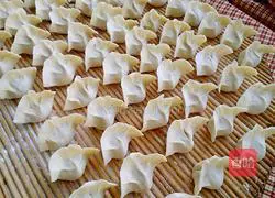 Illustration of how to make carrot and pork dumplings 13