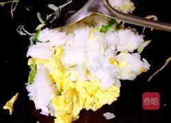 Illustration of how to make egg fried rice 7