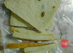 Illustration of how to make egg and ham sandwich 8