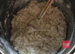 Illustration of how to make cake shreds 1