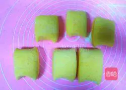 Illustration of how to make old pumpkin steamed buns 8