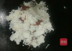 Illustration of how to make sausage and egg fried rice 3