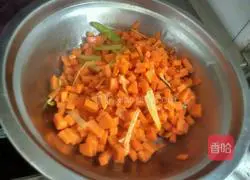 Illustration of how to make carrot and egg fried rice 2