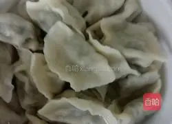 Illustration of how to make fungus, egg and shrimp dumplings 11