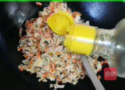Illustration of how to make fried rice with carrots, mushrooms and minced meat 8