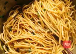 Illustration of how to make noodles with scallion oil 4