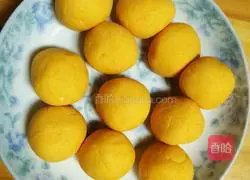 Illustration of how to make hollow sesame pumpkin cake 5