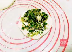 Illustration of how to make large dumplings with vegetarian filling 16