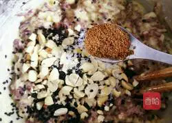 Illustration of how to make pepper-flavored black rice egg pancake 8
