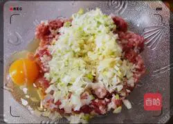 Illustration of how to make spring leek and fresh meat dumplings 2