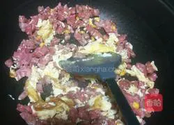 Illustration of how to make sausage and egg fried rice 4