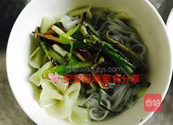 Illustration of how to make scallion noodles 7