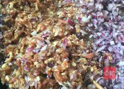 Illustration of how to make a pocket of meat dumplings 2