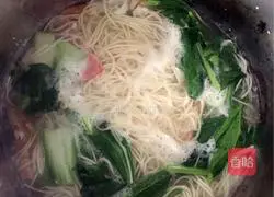 Illustration of how to make poached egg noodles 5