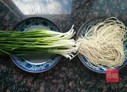 Illustration of how to make noodles with scallion oil 2