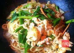 Illustration of how to make stir-fried noodles with mixed vegetables 11
