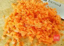 Illustration of how to make carotene dumpling stuffing 2