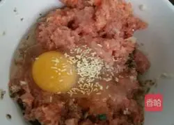 Illustration of how to make leek and meat dumplings 3