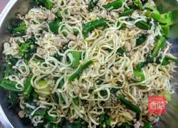 Stir-fried noodles with minced kale and minced meat Practice illustration 9